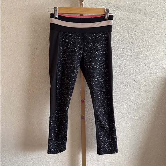 Lululemon Give Me Qi Crop - Size 4, Mink Berry/Black, leggings - Picture 4 of 10